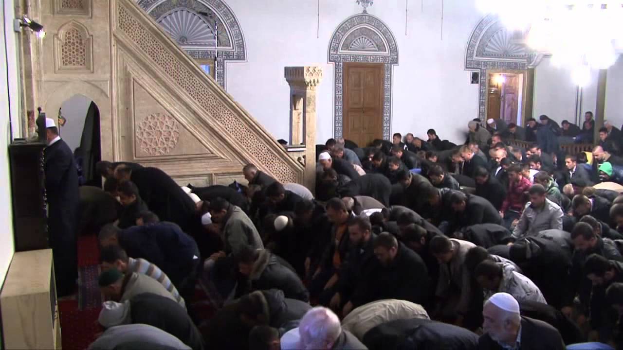 Namazi në xhaminë e madhe në Prishtinë