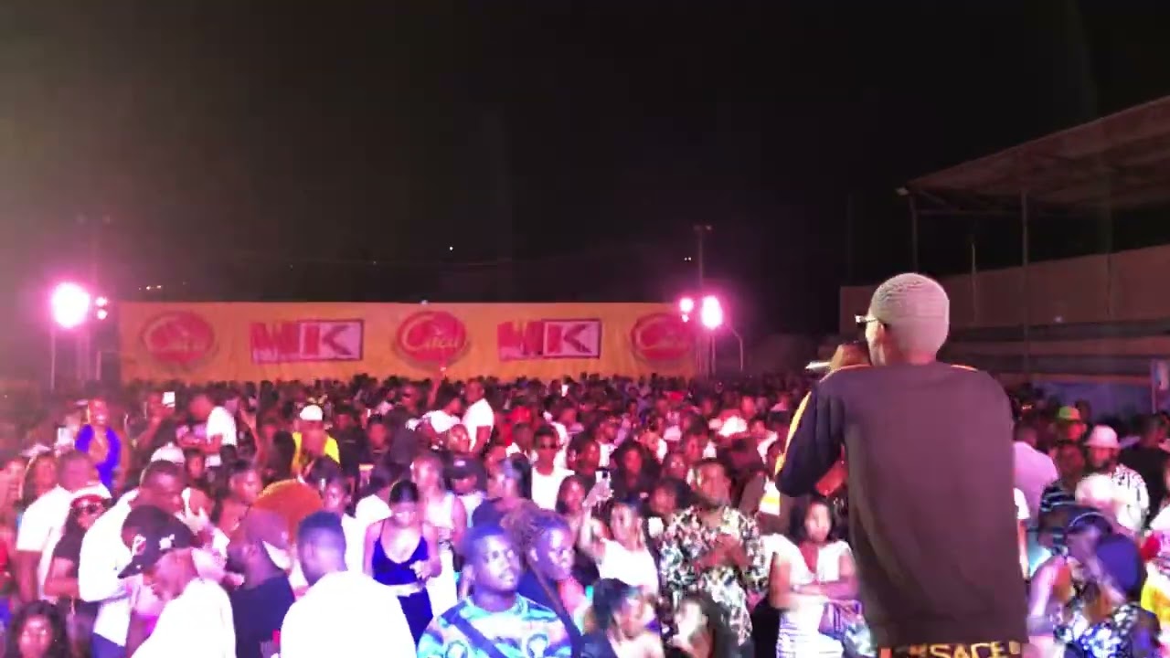 Mais uma actuação, amo partir os palcos Korea em festa bateu BAD B TÁ MALUCO Balilson Bcc