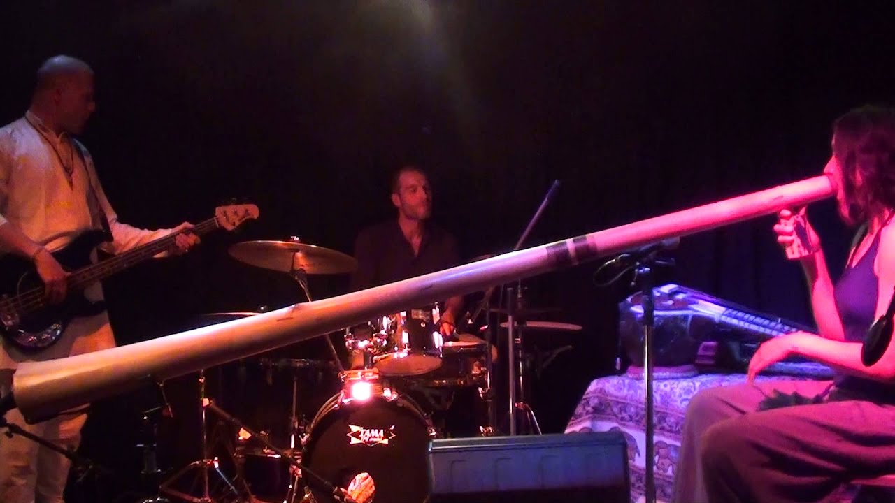 Adele B. - Didgeridoo - (Les Voiageurs Du Monde) - Paris - Peniche Anako - 25.04.2013 (7)