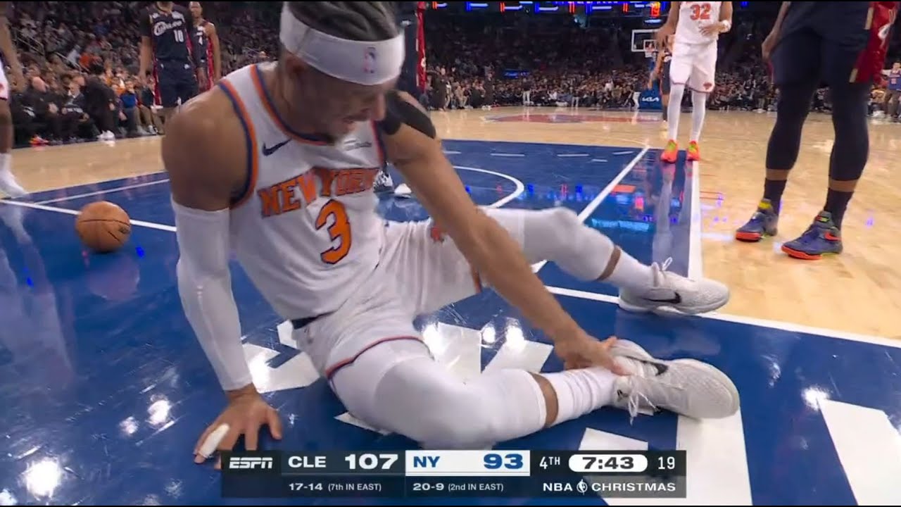 Josh Hart steps on Dean Wade during drive, rolls his ankle, and heads to the locker room