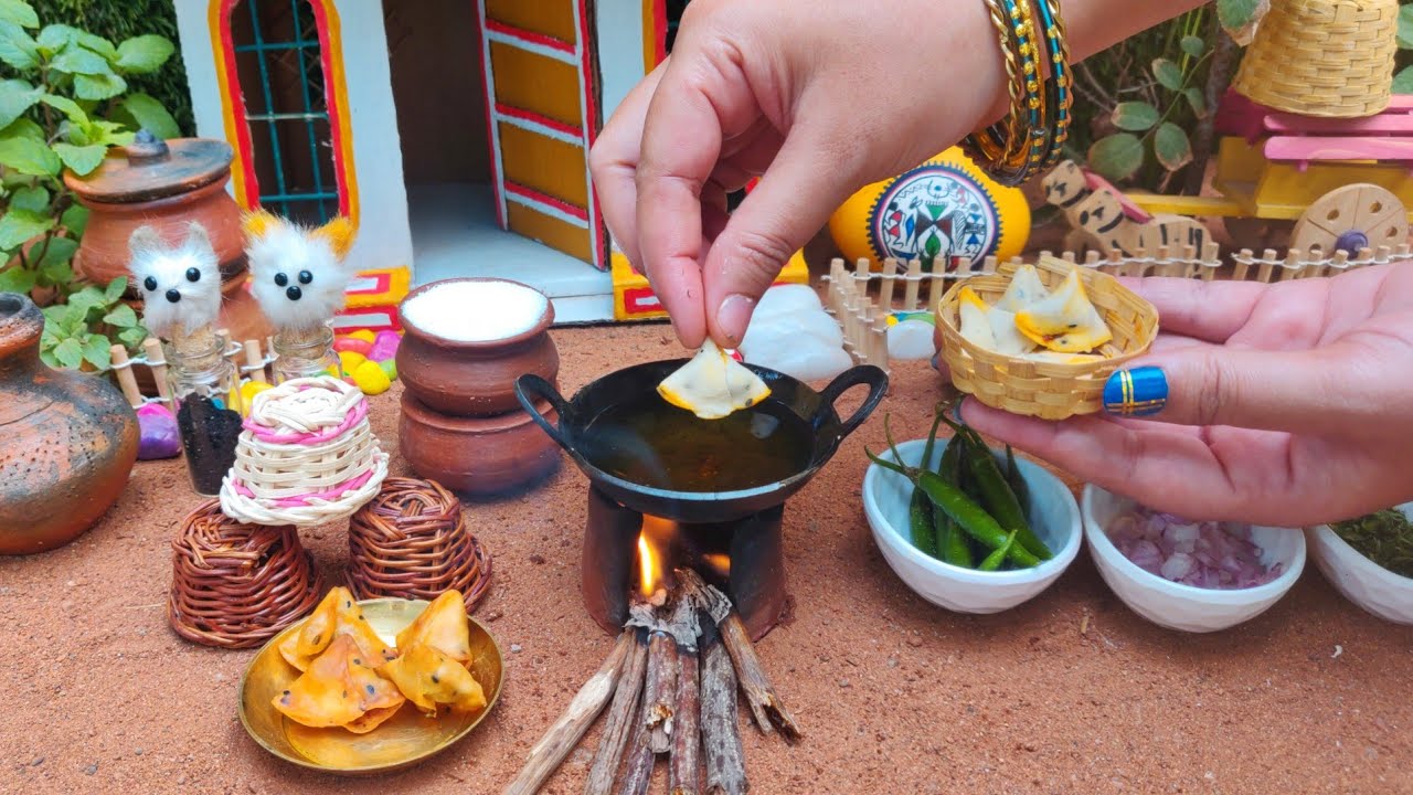 Mini Samosa Recipe | Onion Samosa + Onion Chutney | Rini's Miniature |