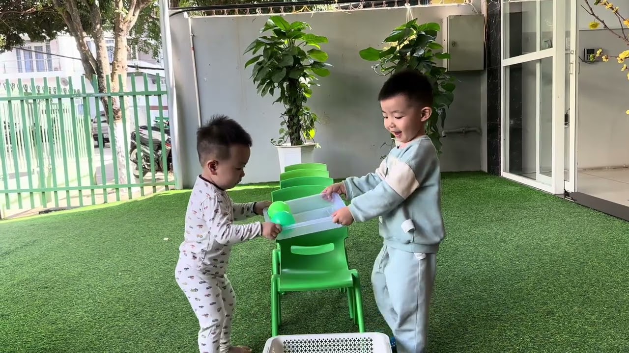 VĐTC: chuyền bóng qua ghế 