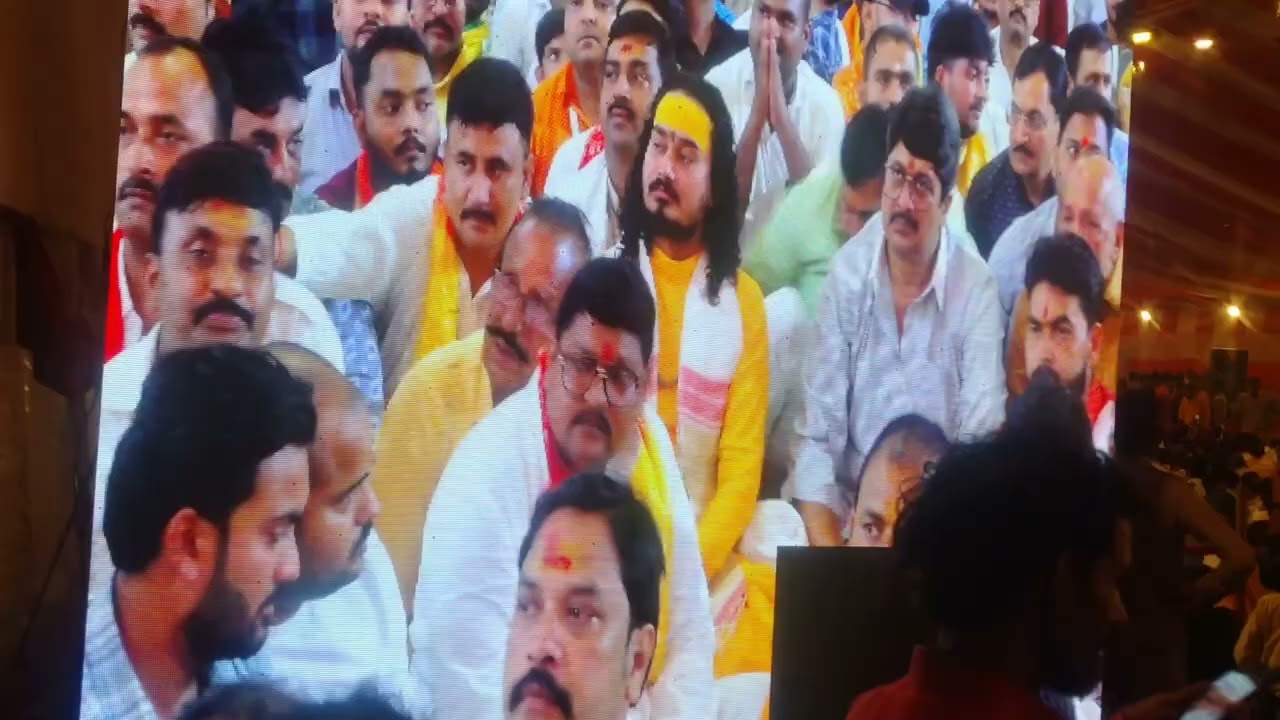 आज Paranupur में हुआ एक अद्भुत नजारा– राजा भईया पहुंचे पूज्य राजन जी महाराज की पावन कथा सुनने 