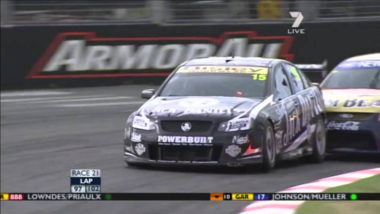 Finish of race 1 in V8 Supercars on Surfers paradise - 2011