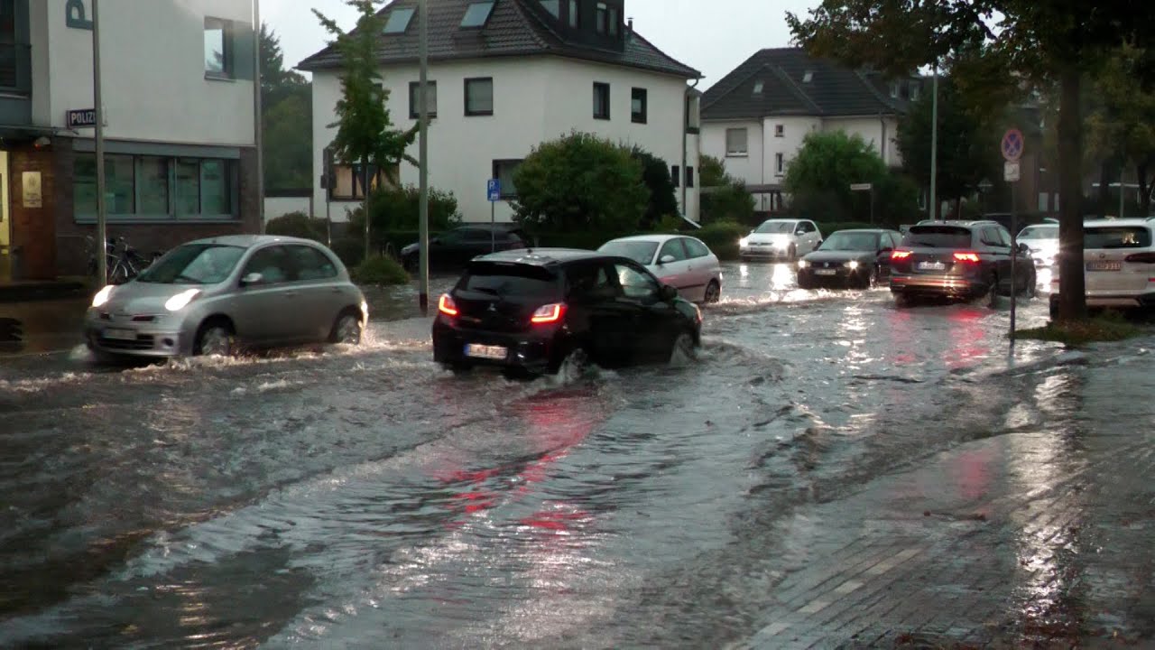 Dinslaken (NRW) über 100 Feuerwehreinsätze nach Hitzegewitter Bahnstrecke Einsturzgefahr  gesperrt