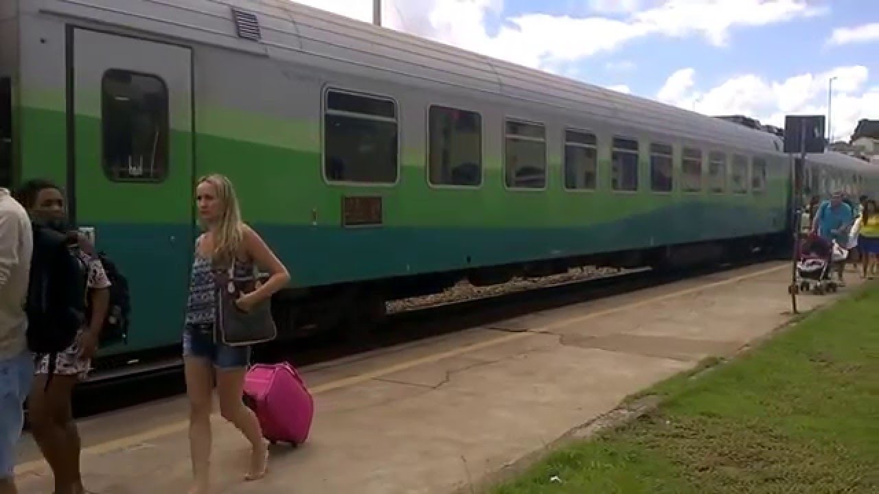 Trem de passageiros vindo de Vitoria ES chegando e partindo de Resplendor MG para BH MG.