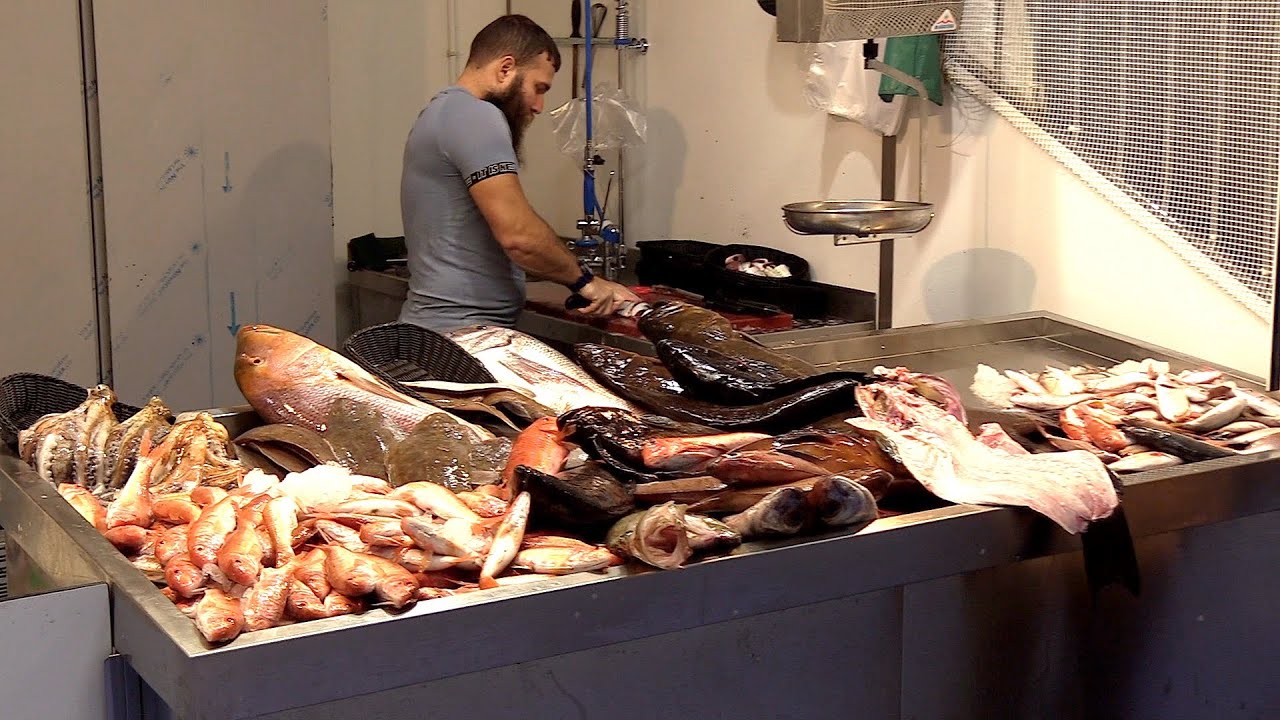 Las pescaderías muestran su alegría ante la apertura de la aduana comercial