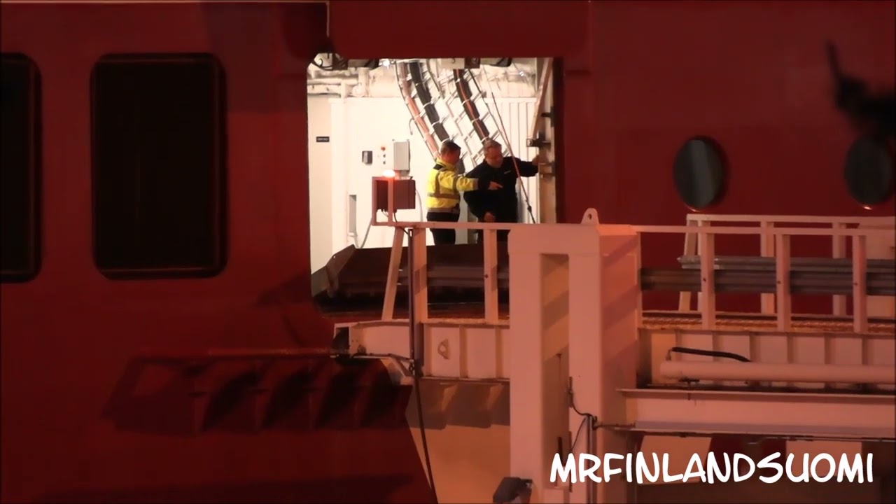 Viking Grace At Långnäs 5.6.2023  - 01:47 - bounces the fender a little bit -