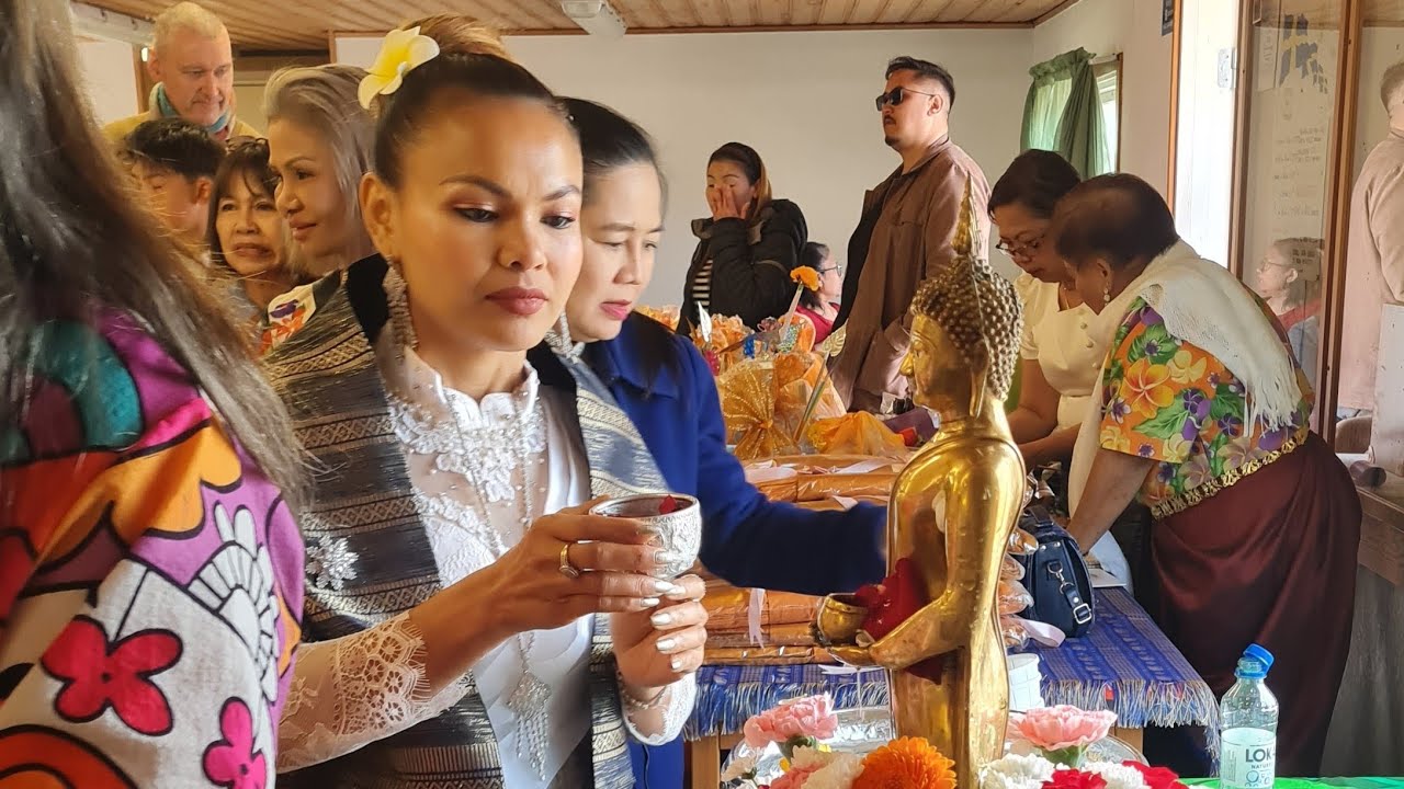 เอาบุณมาฝาก เฮ็ด ข้าวเปียกลาว ใส่โรงทาน งานสงกรานต์ ใน สวีเดน.