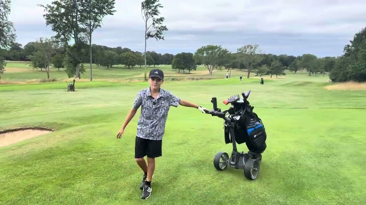Leo plays a 3 hole par challenge. 