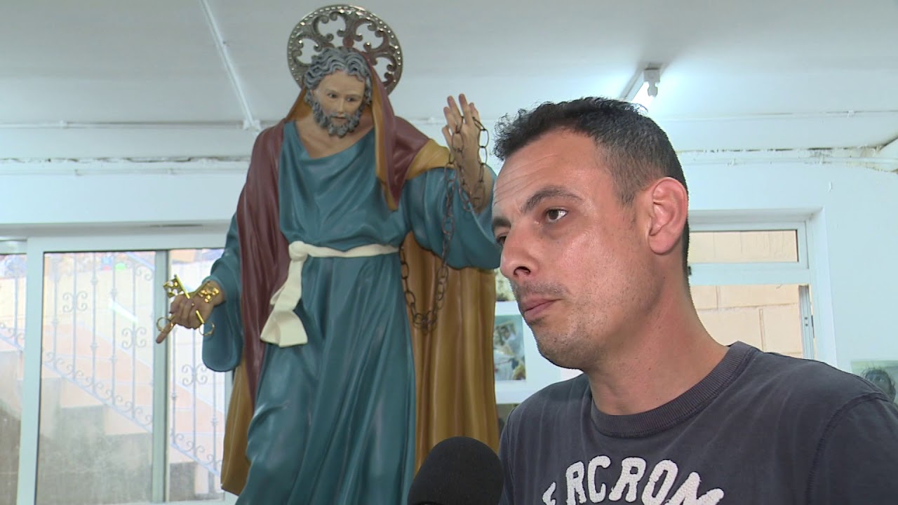 INDRI ATTARD JAĦDEM FUQ SKULTURA TA' SAN PIETRU