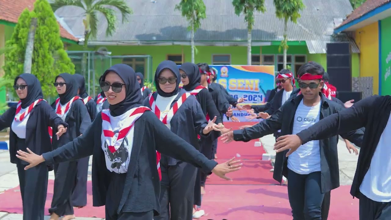 Karnaval Salam Kerong Dalam Acara Pentas Seni SMAS AL MAISAROH RANDUAGUNG