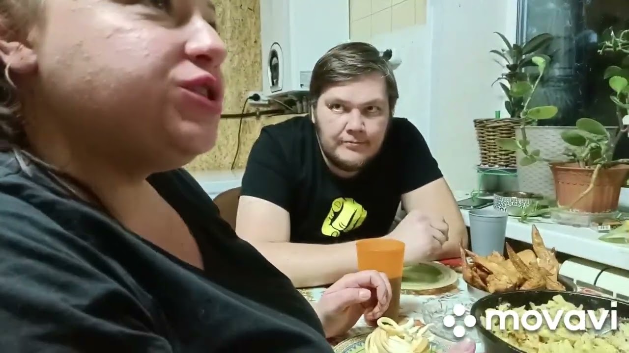 НОВОГОДНИЙ ПОХОД ПО МАГАЗИНАМ /КУПИЛИ ЁЛКУ/ЛЕПЛЮ ВАРЕНИКИ-ПОБОЛТАЕМ/МИША В НОВЫХ БОТИНКАХ В КОРОВНИК