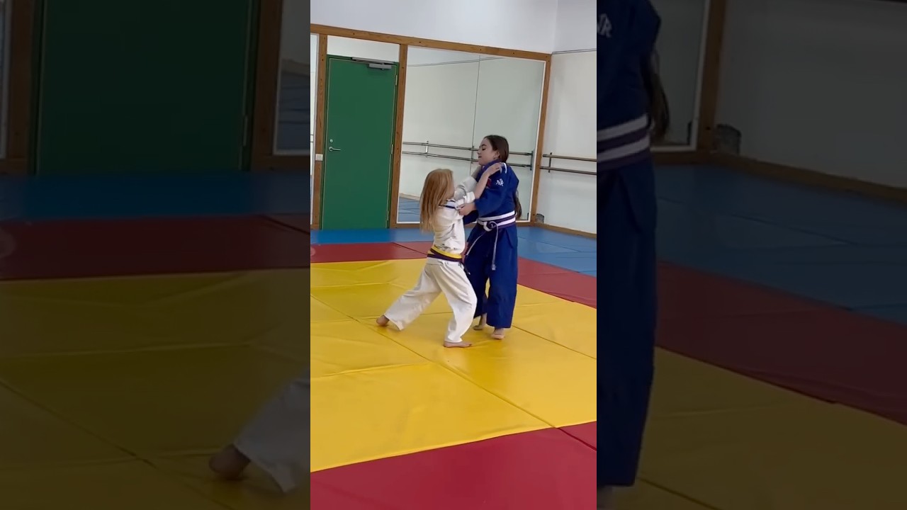 Judo fight little girl VS big girl