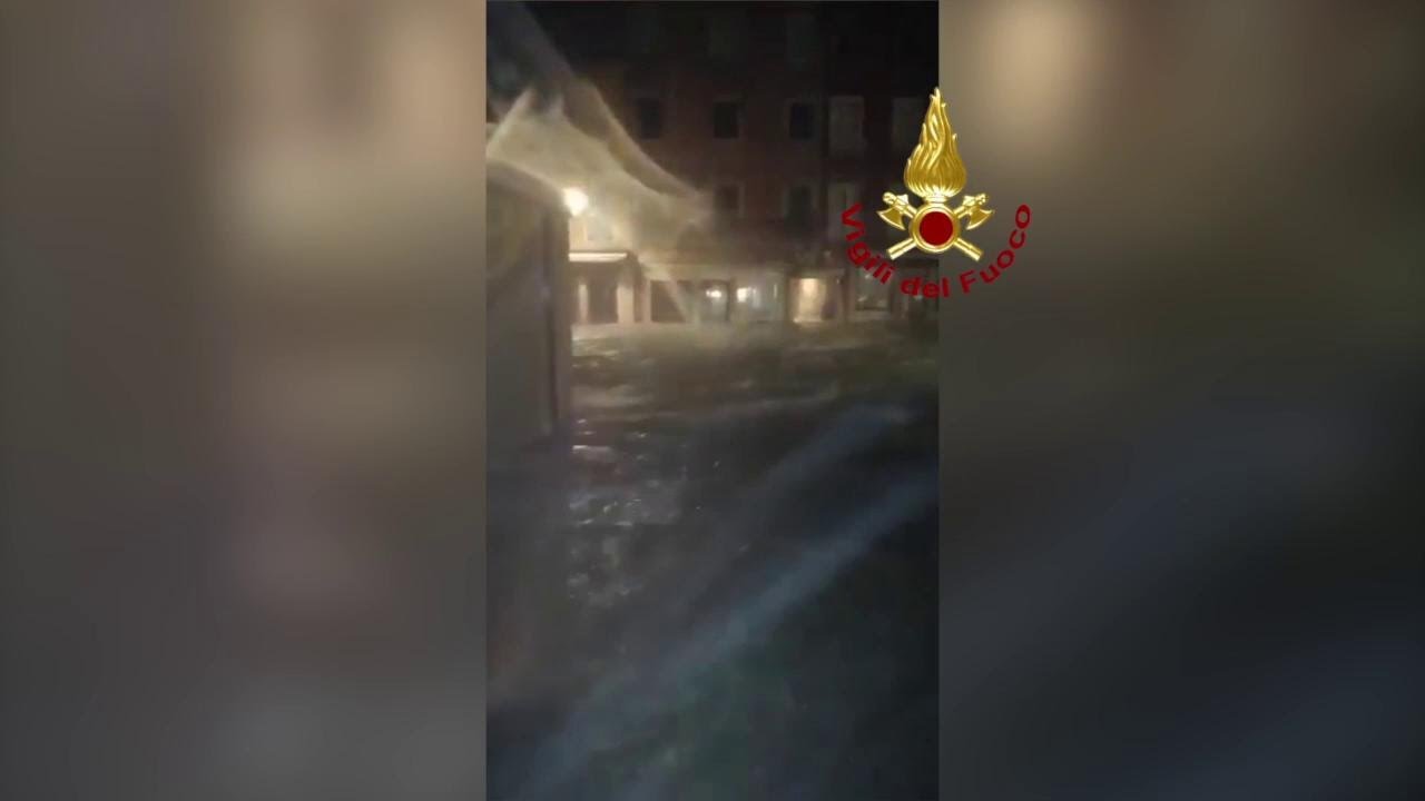 La furia del vento e dell'acqua si abbatte su Venezia