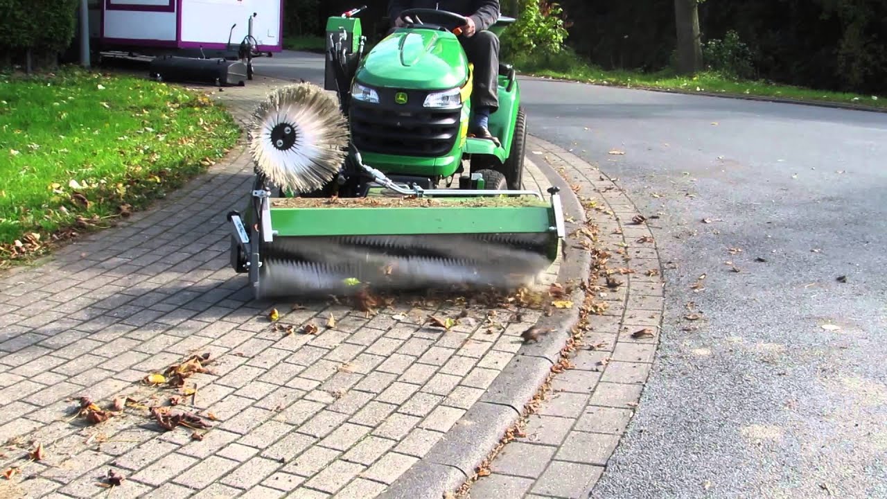 Kersten Frontkraftheber mit Kehrmaschine KM 12537 H am Johne Deere Aufsitzmäher