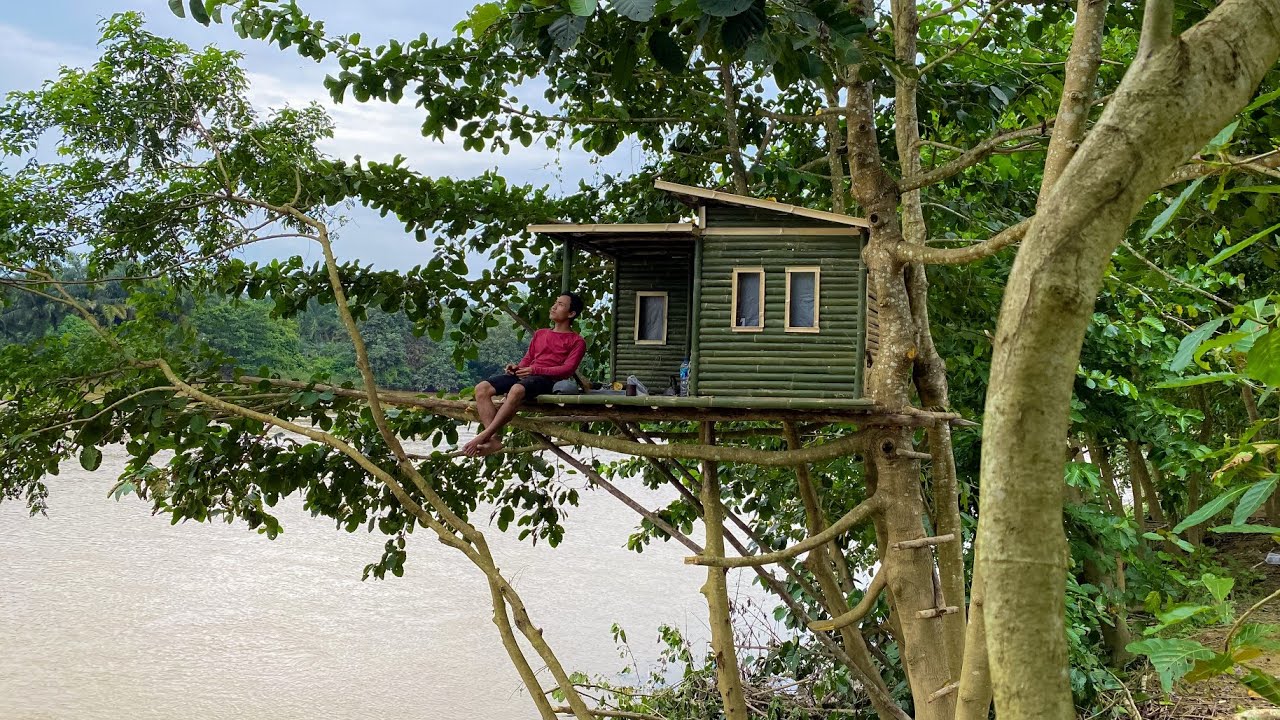 Camping hujan deras || Membangun rumah pohon dari bambu di pinggir sungai