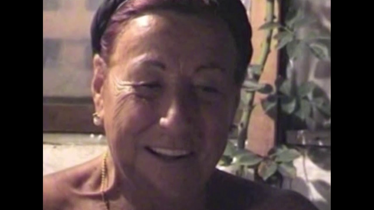 Müzeyyen Senar ablamla Güzelbahçe'deki evinde sohbetimiz. (2001)