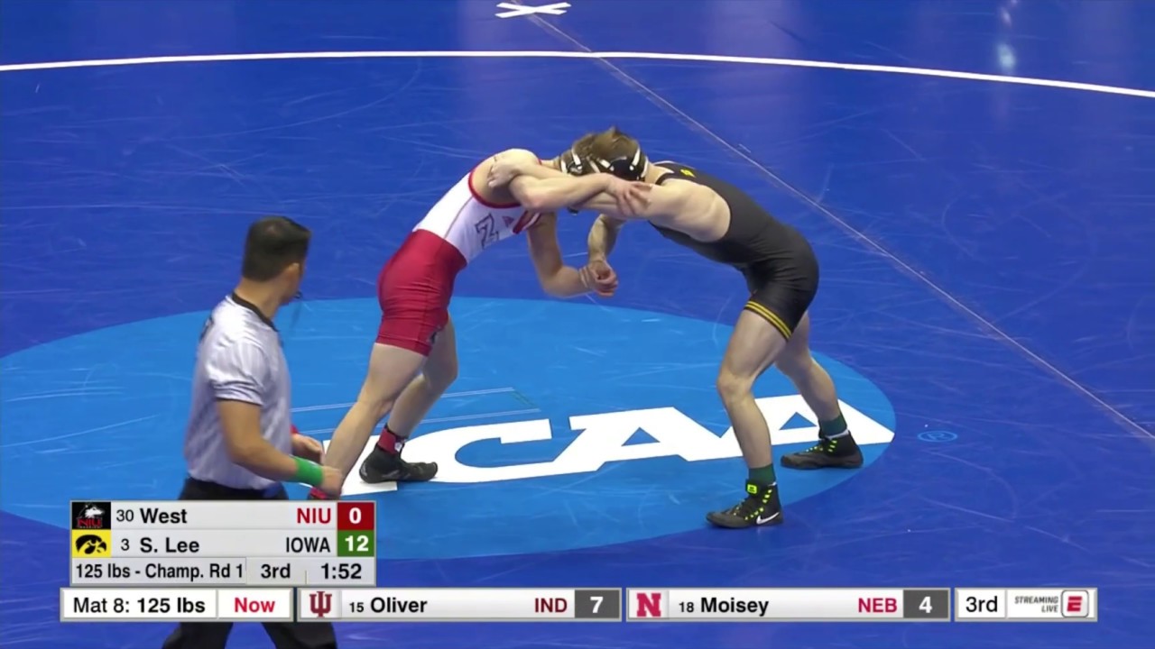 125lbs: Spencer Lee (Iowa) tech fall Bryce West (Northern Illinois)