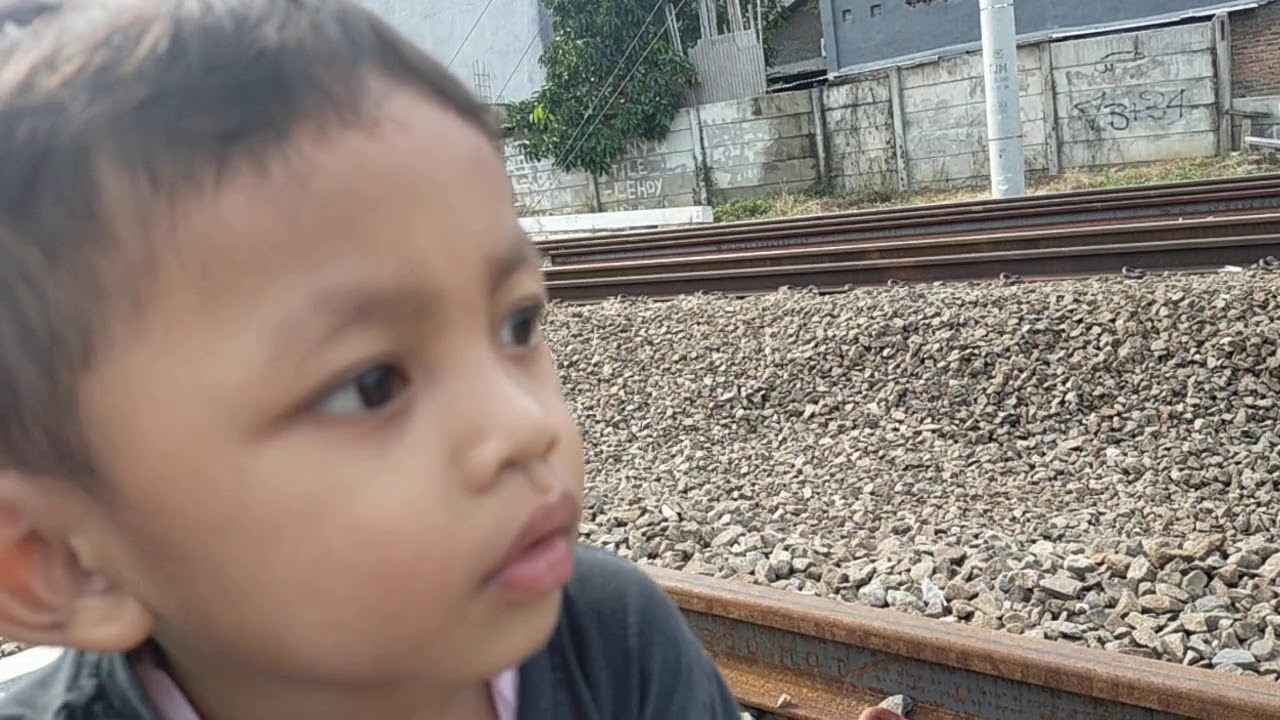 KA ARGO PARAHYANGAN & KA TEGAL EKPRES MELINTAS DI ST. CIKARANG