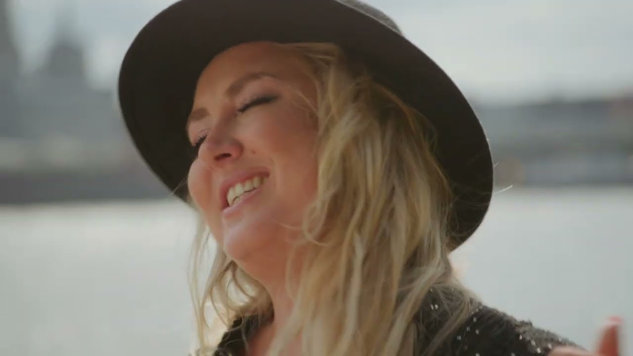 Julia van Helvoirt - Antwerpen (Officiële Video)