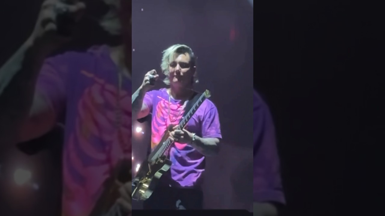 Synyster Gates breaks guitar during &ldquo;Nobody&rdquo; solo #avengedsevenfold #synystergates #schecter