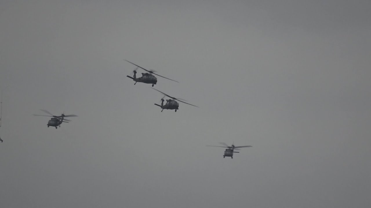 9 Apaches + 6 Black Hawks Kampfhubschrauber US Army starten am Flughafen Düsseldorf am 23.11.23