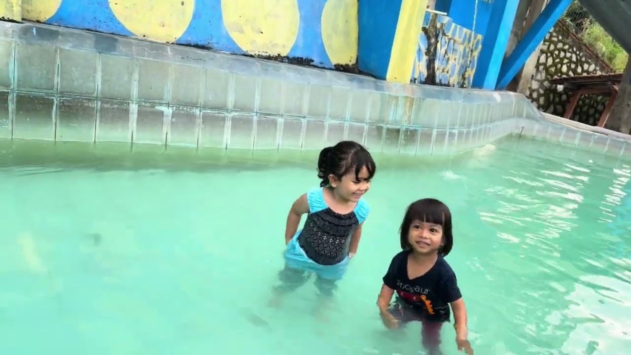 Tavis Mengantar mas les berenang