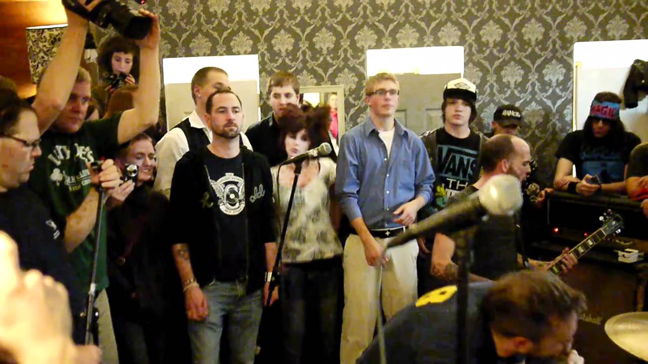 Rise Against singing 