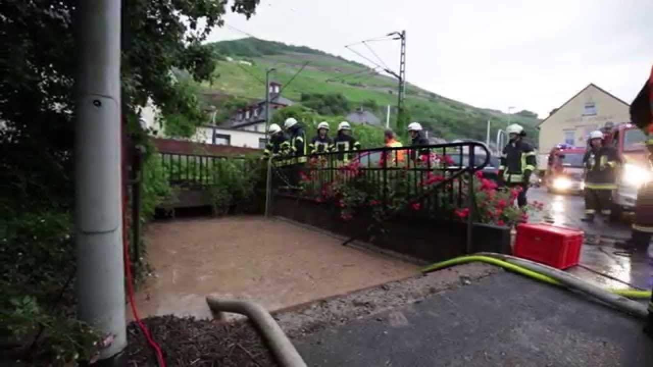 Über 200 Kräfte von Feuerwehr, THW und Rettungsdienst nach heftigem Unwetter im Rheingau im Einsatz