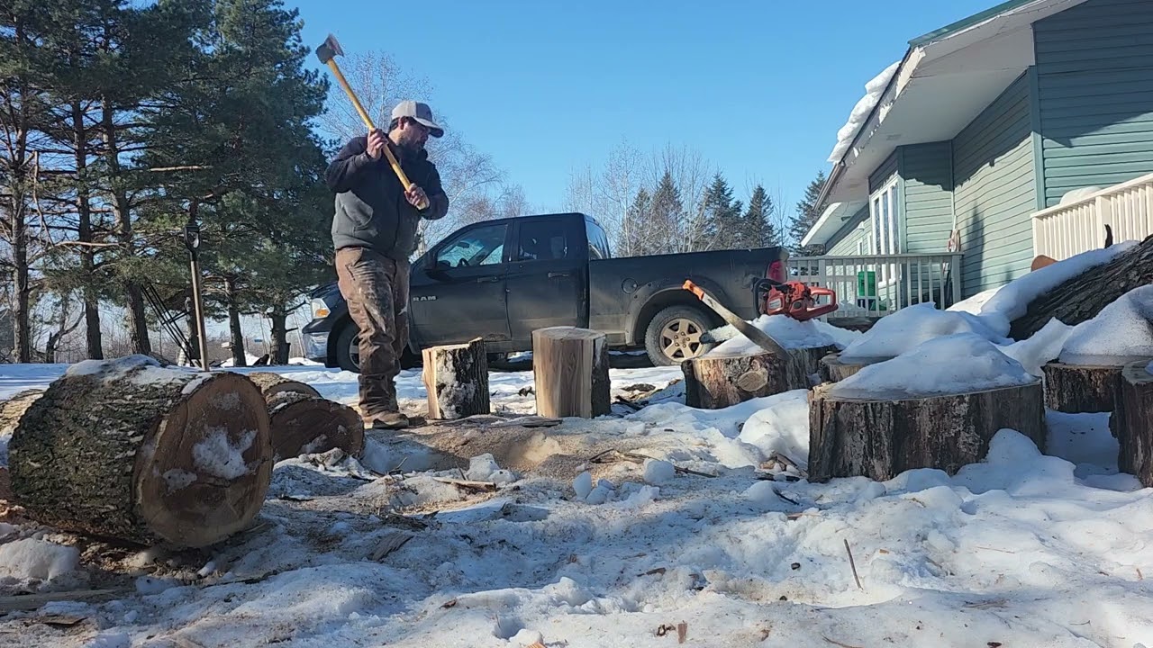 Partiendo leña pa calentar la casa 