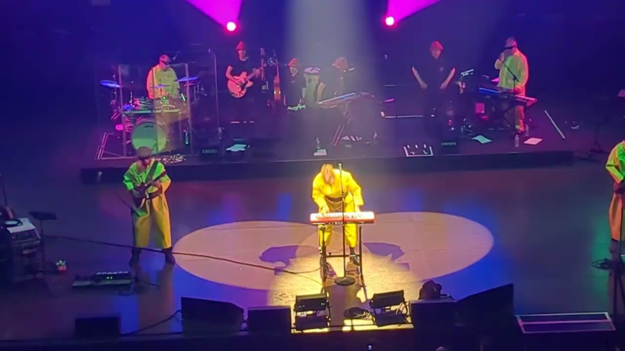 Weird Al Yankovic - Dare to be Stupid LIVE