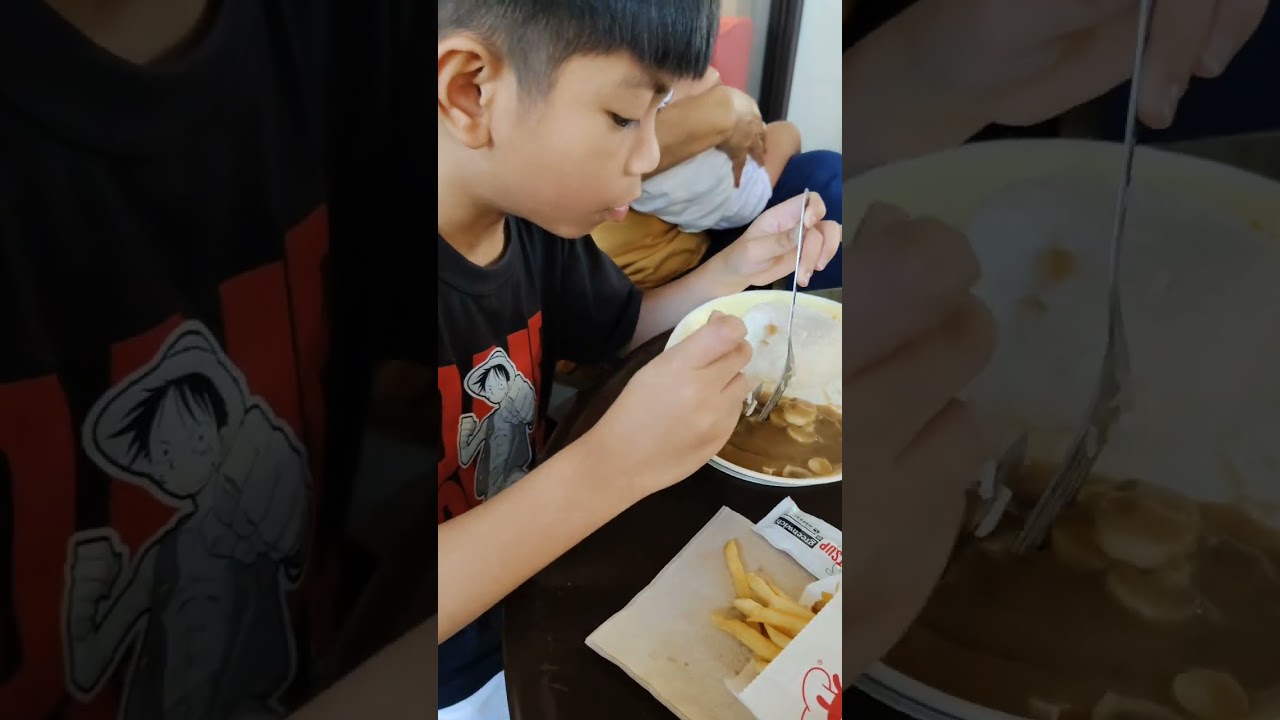 KYRIE ENJOY EATING DELICIOUS JOLLIBEE BURGER STEAK 