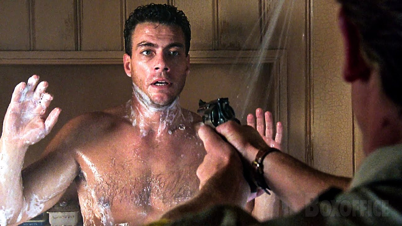 Jean Claude Van Damme viene aggredito sotto la doccia | Accerchiato | Clip in Italiano