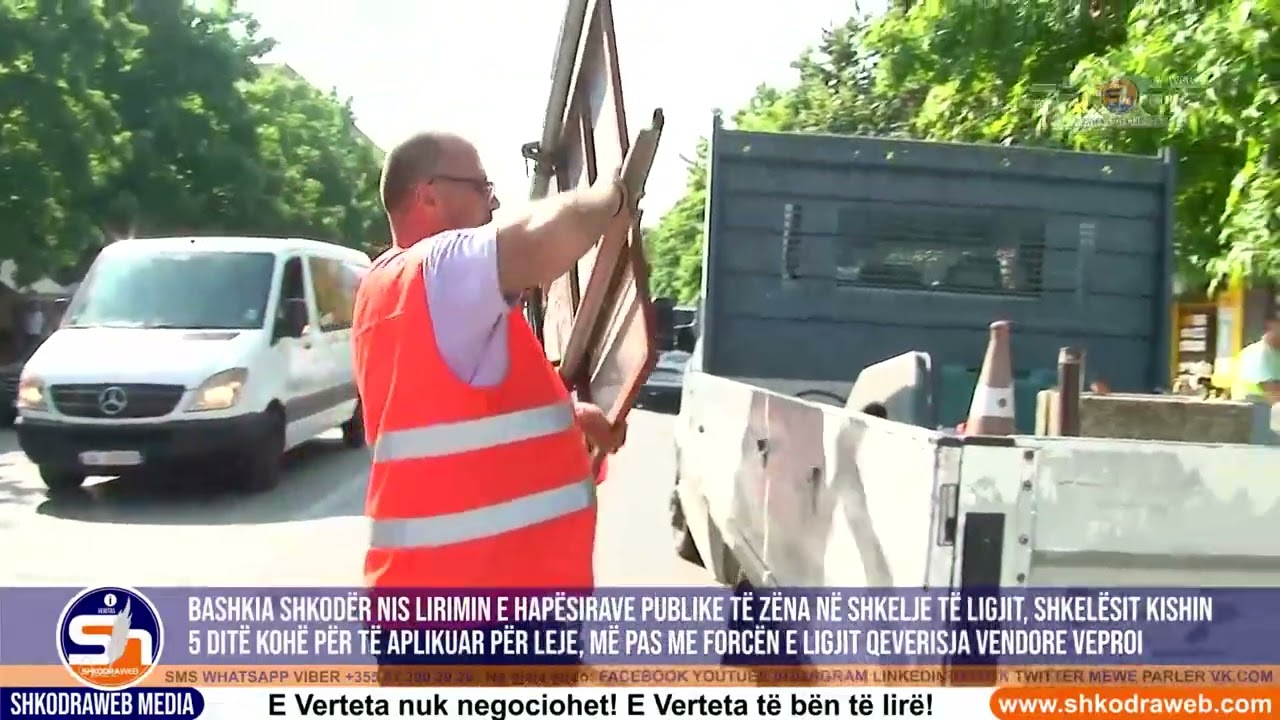 ShkodraWeb | Aksioni për lirimin e hapësirave publike në qytetin e Shkodrës, qytetarët bashkëpunojnë