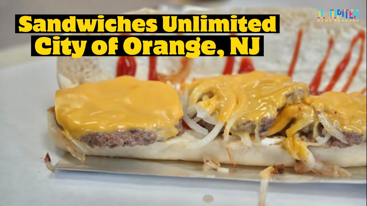 Итальянский чизбургер и горячая пастрами в Sandwiches Unlimited в городе Ориндж, штат Нью-Джерси