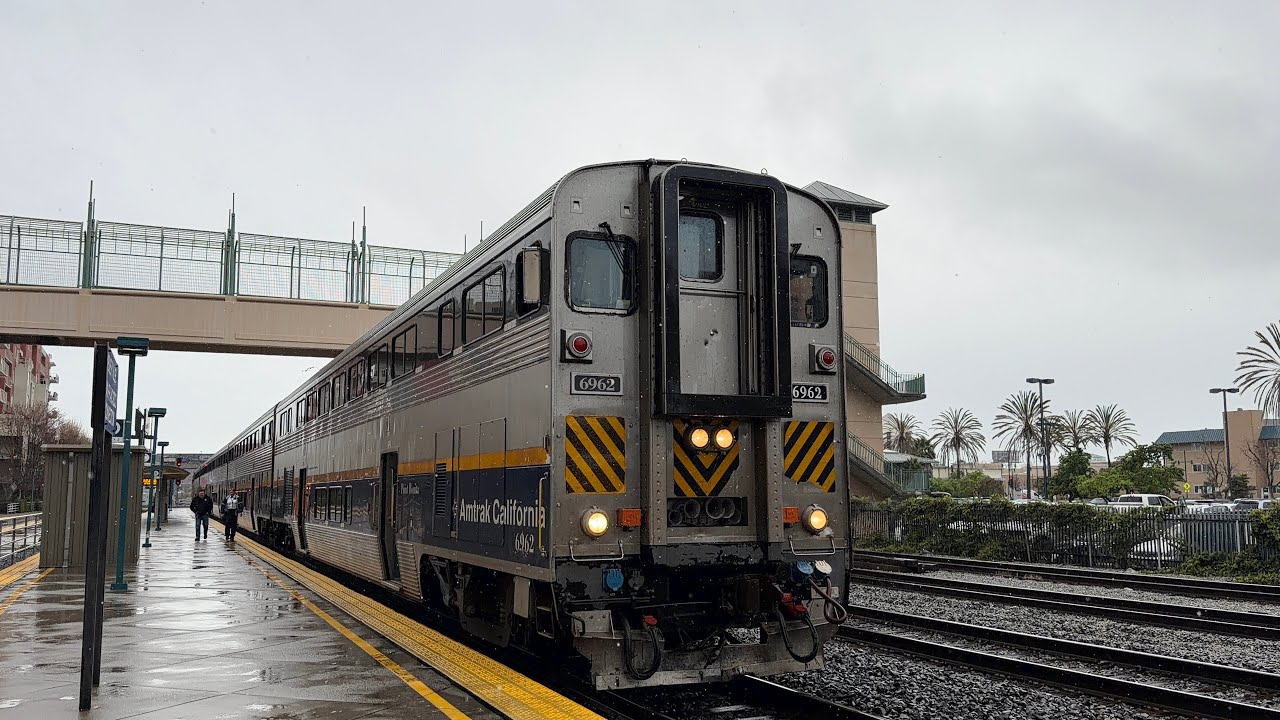 Поезд Amtrak Capital Corridor № 530 на станции Эмеривилл в Эмеривилле, штат Калифорния, дождливый...