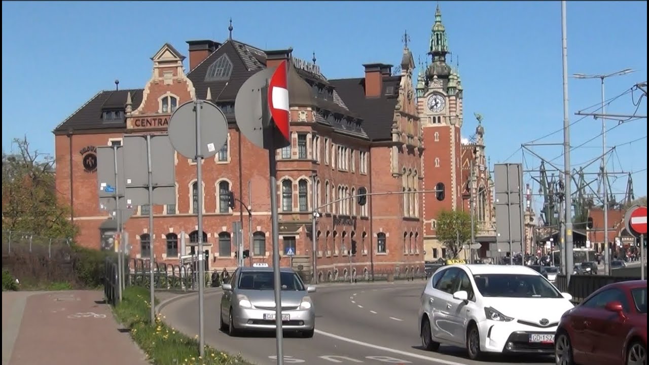 GDAŃSK przyciąga swoim urokiem.Dworzec i starówka to piękna architektura.