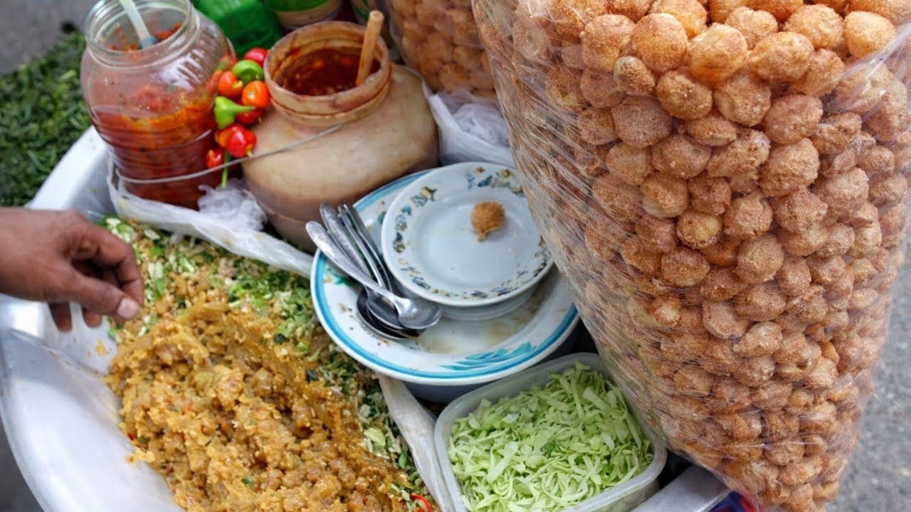 Eating Bangladeshi Street Food Panipuri