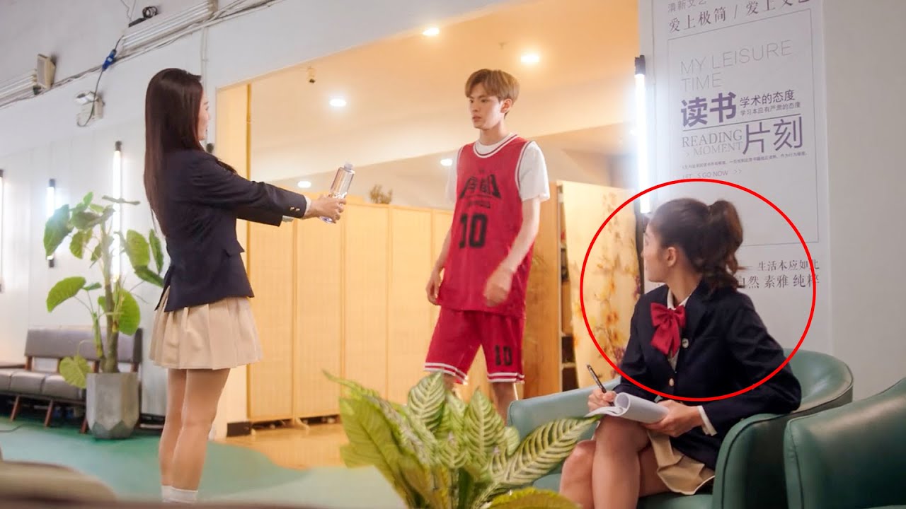 ผู้หญิงเจ้าเล่ห์เสนอน้ำเพื่อเอาใจซีอีโอ โดยไม่รู้ว่าซินเดอเรลล่าบนโซฟาคือแฟนสาวของเขา