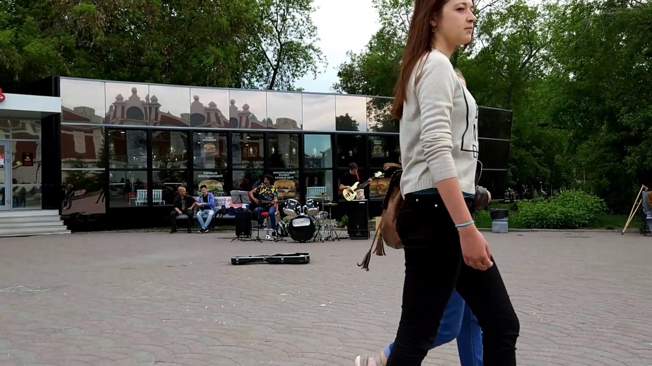 Ходит дурачок по лесу