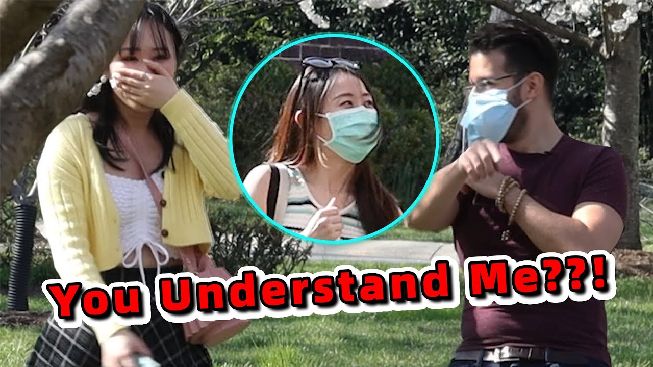 中国女孩用中文议论老外，他是这么回应的！大家都成朋友啦！