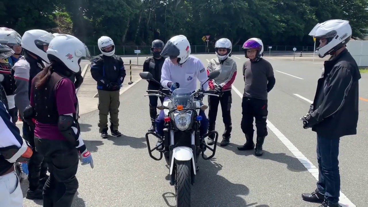 ライディングスクール 肘抜きスラローム
