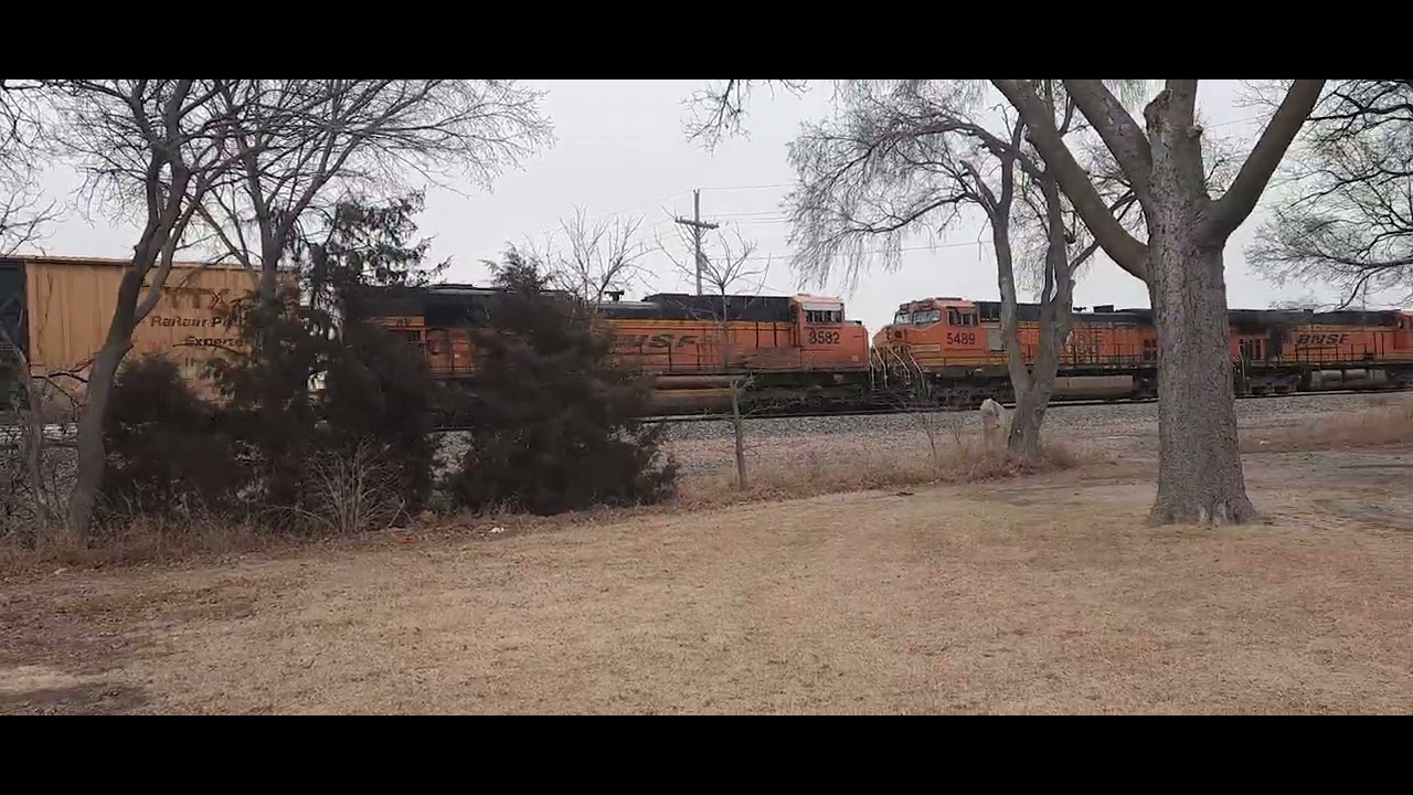 BNSF 780 leading eastbound manifest train going east through Grand Island 