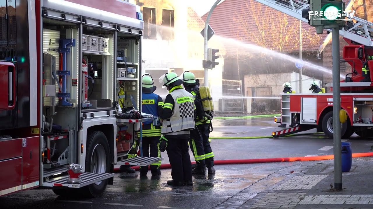 Lemgo - Im Kampf gegen Feuer und Eis - Wohnhausbrand bei Minusgraden - (18.12.2022)