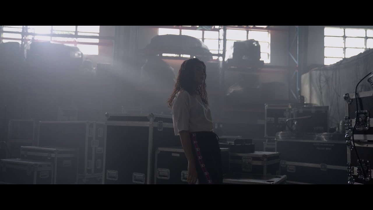 KIANA V - Does She Know ft. Curtismith (Official Music Video)