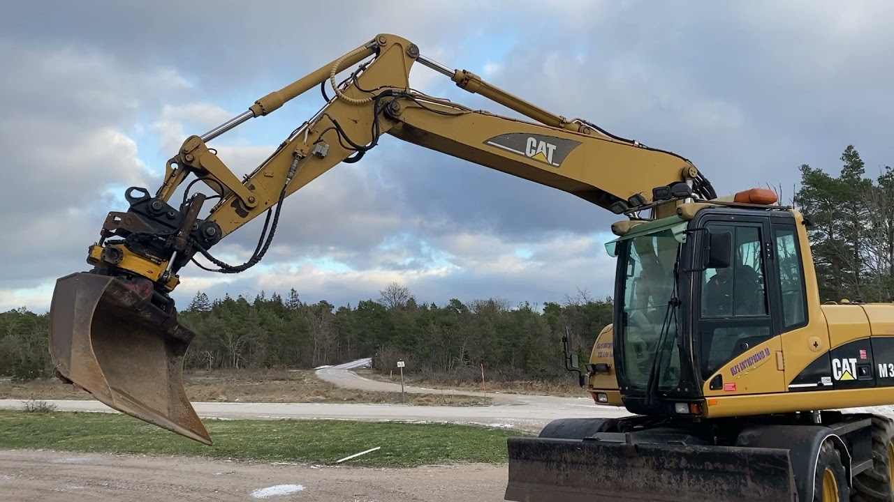 Köp Grävmaskin CAT M313C med tiltrotator och skopor på Klaravik