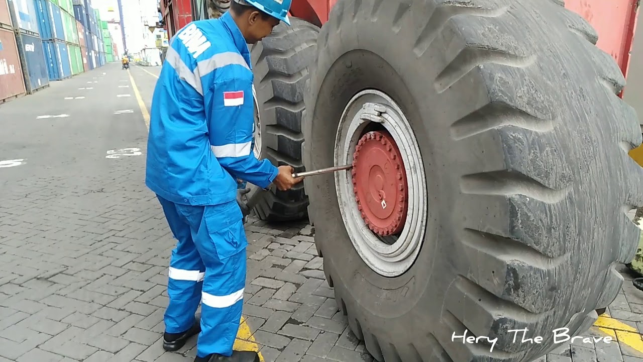 CARA GANTI BAN RUBBER TYRED GANTRY CRANE KALMAR RTG-C