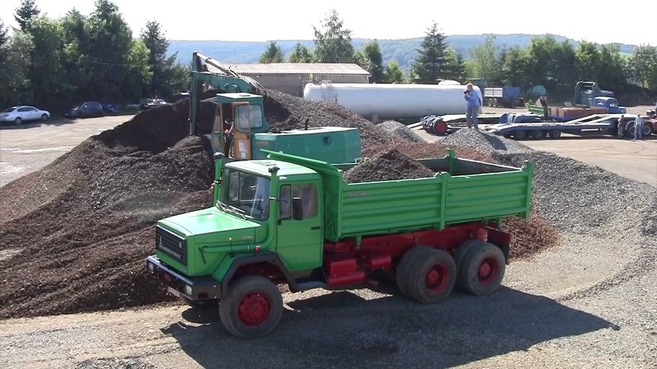 Liebherr Hydraulikbagger 911 belädt Magirus-Deutz 256D26AK
