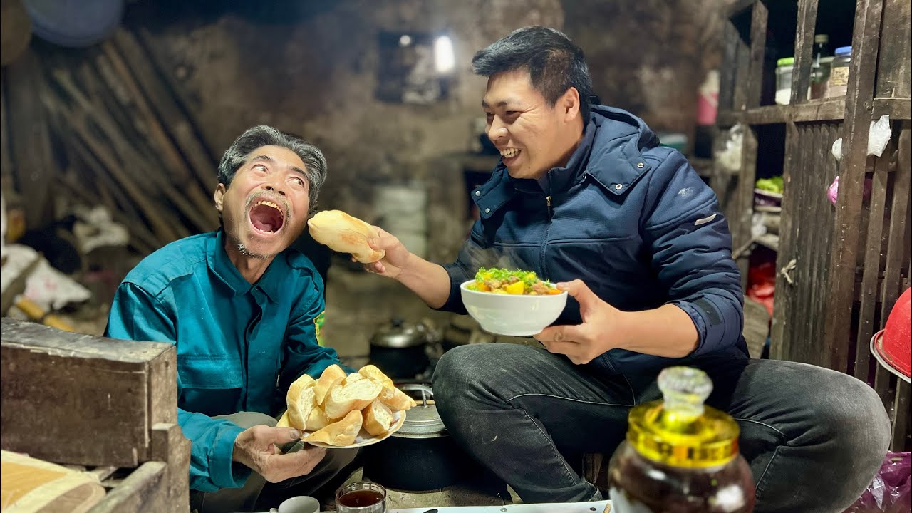 Nấu Cho Bác Thông Ăn Thử Món Bò Sốt Vang Ăn Kèm Bánh Mì | HUY ANH TV